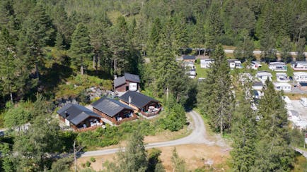 Komfortable hytter for en hjemmekoselig atmosfære midt i naturen, i tillegg til enkel tilgang til å utforske Sunnmøres vakre landskap.